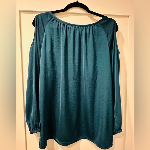 Silky Women’s Green Cabi Cold Shoulder Top - Picture 3 of 4